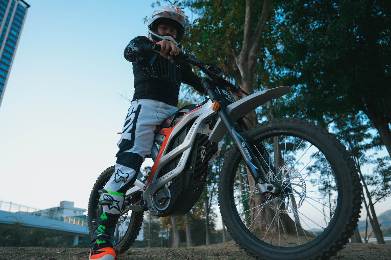 Super-Angebot! Kick&Move Falcon Pro e-Dirtbike 2025 - Silber/Rot