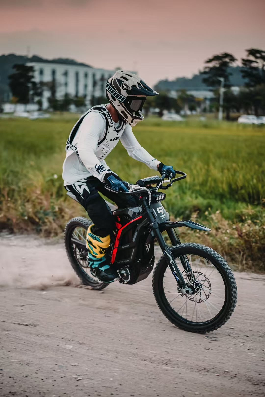 Super-Angebot! Kick&Move Falcon Pro e-Dirtbike 2025 - Schwarz/Rot
