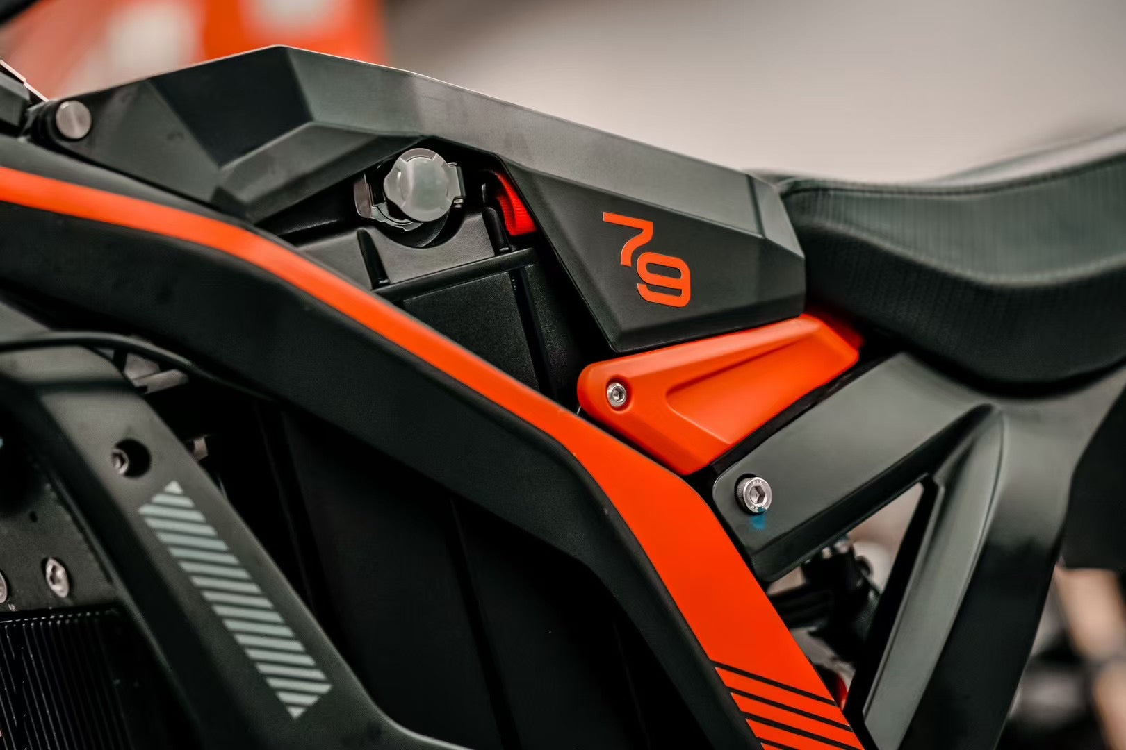 Super-Angebot! Kick&Move Falcon Pro e-Dirtbike 2025 - Schwarz/Rot